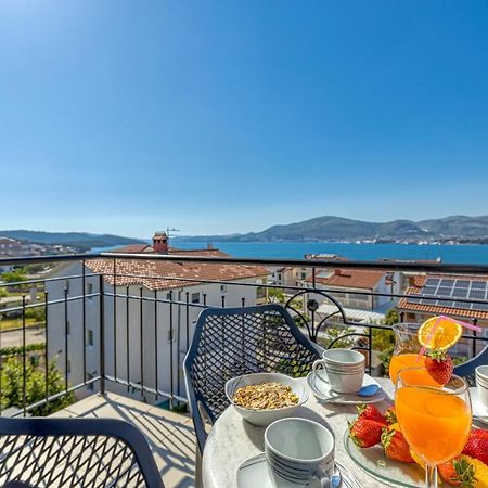 Island Resort Mihaela - Happy Rentals Трогир Экстерьер фото