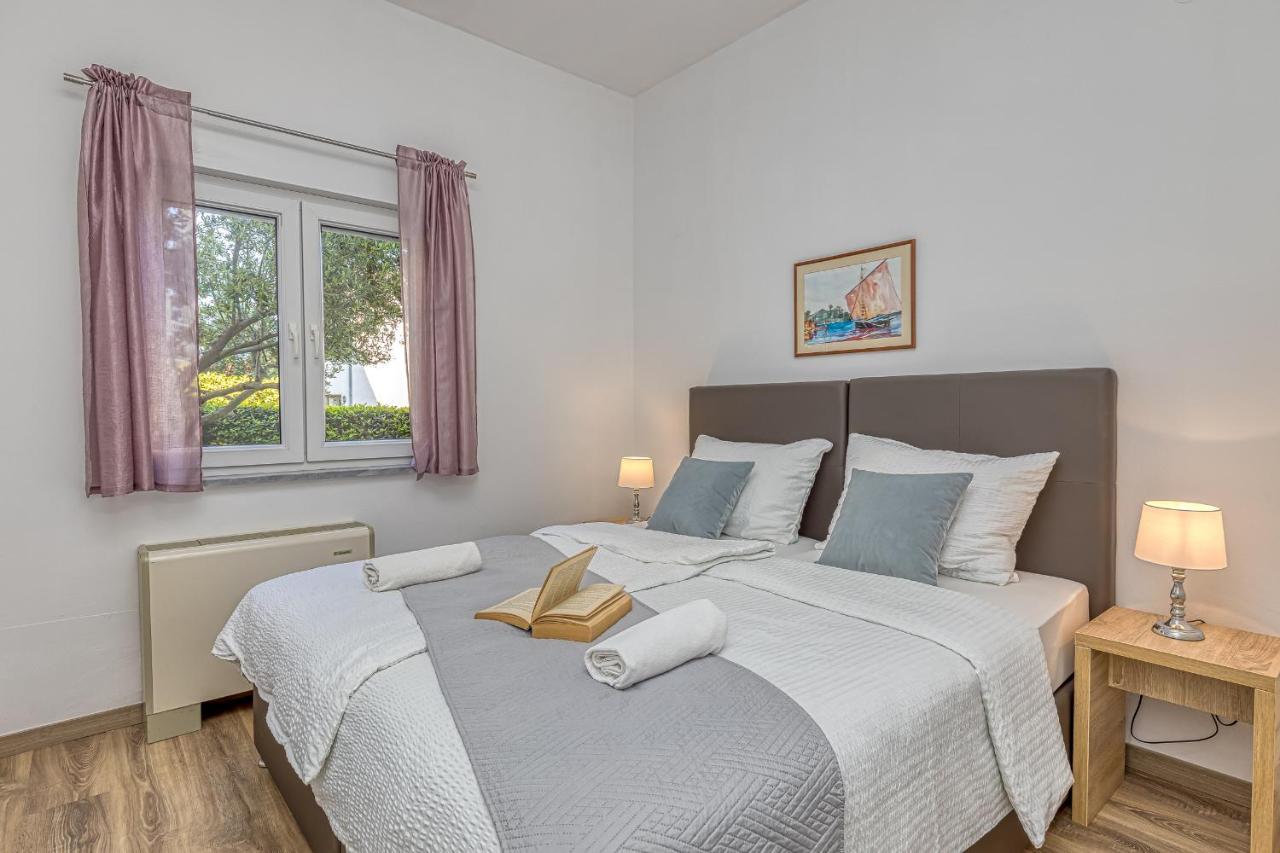 Island Resort Mihaela - Happy Rentals Трогир Экстерьер фото