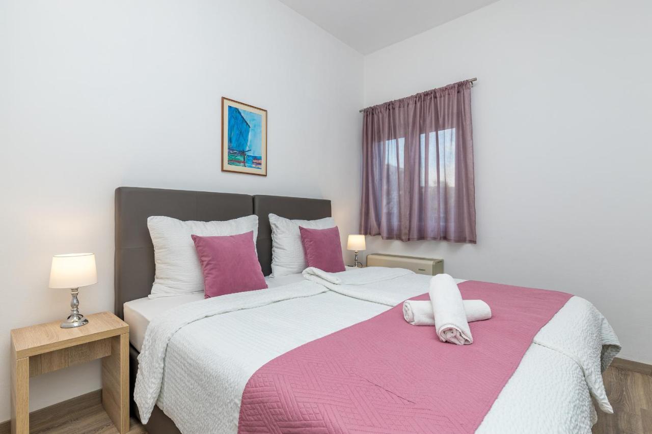 Island Resort Mihaela - Happy Rentals Трогир Экстерьер фото