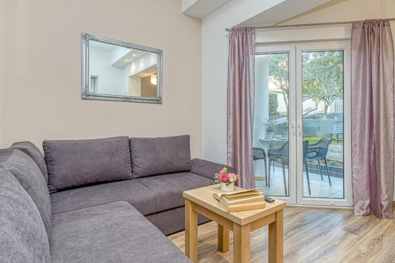 Island Resort Mihaela - Happy Rentals Трогир Экстерьер фото