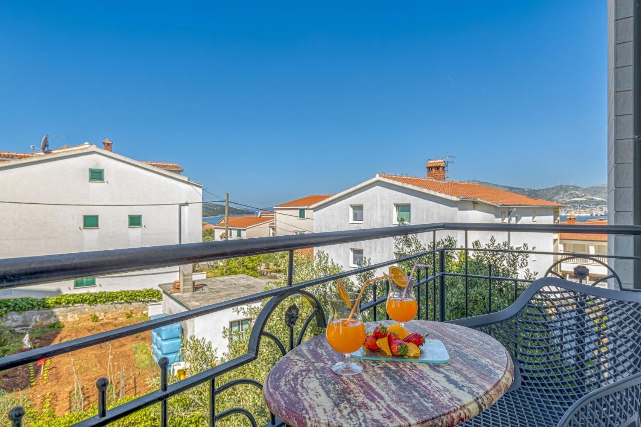 Island Resort Mihaela - Happy Rentals Трогир Экстерьер фото