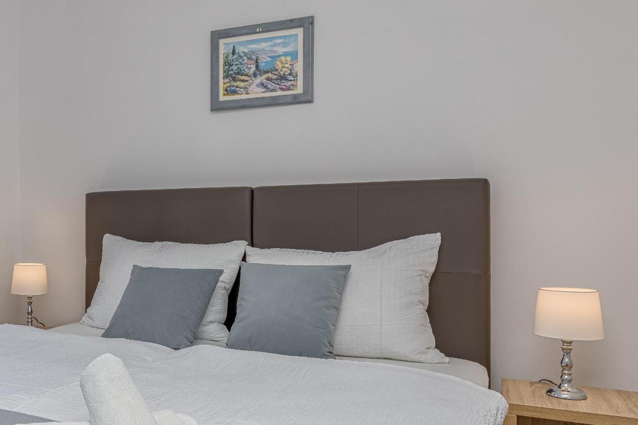Island Resort Mihaela - Happy Rentals Трогир Экстерьер фото