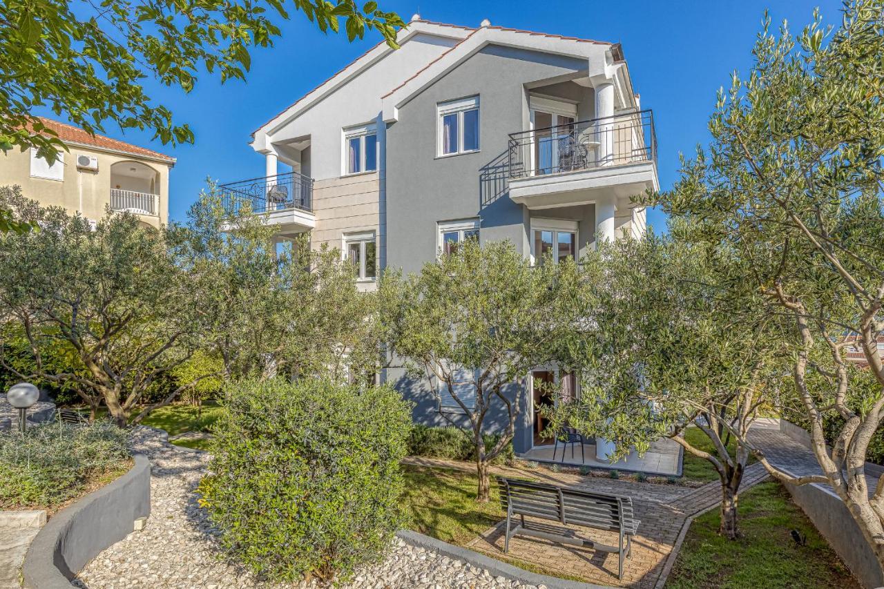 Island Resort Mihaela - Happy Rentals Трогир Экстерьер фото