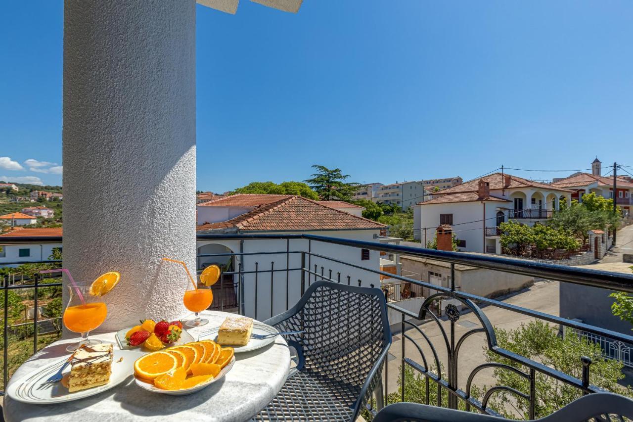 Island Resort Mihaela - Happy Rentals Трогир Экстерьер фото