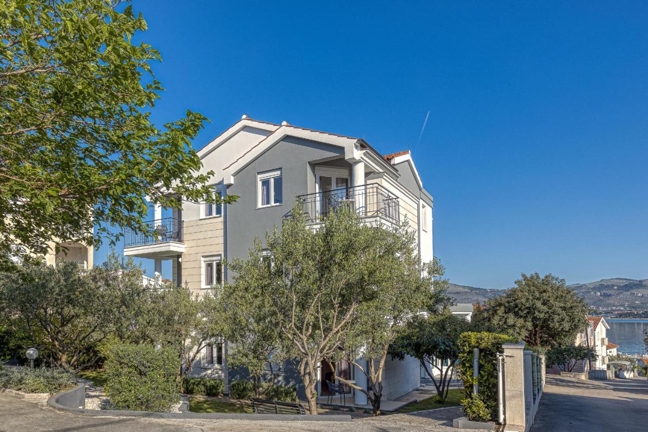 Island Resort Mihaela - Happy Rentals Трогир Экстерьер фото