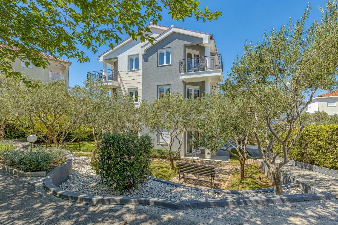 Island Resort Mihaela - Happy Rentals Трогир Экстерьер фото