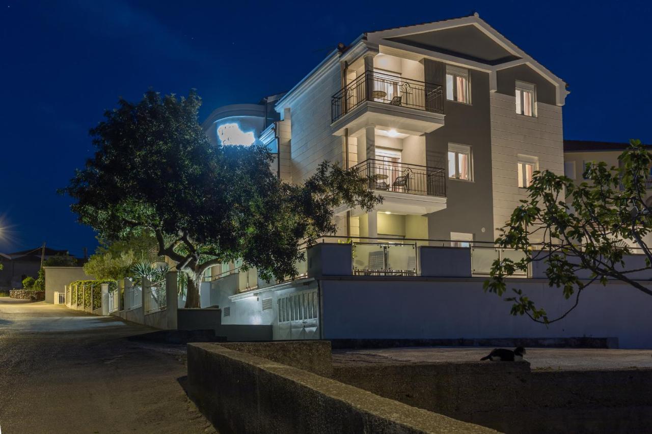 Island Resort Mihaela - Happy Rentals Трогир Экстерьер фото