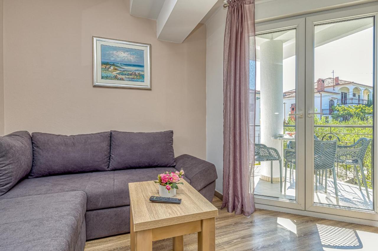 Island Resort Mihaela - Happy Rentals Трогир Экстерьер фото