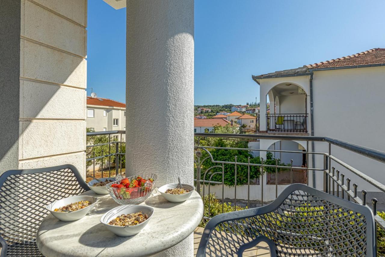 Island Resort Mihaela - Happy Rentals Трогир Экстерьер фото