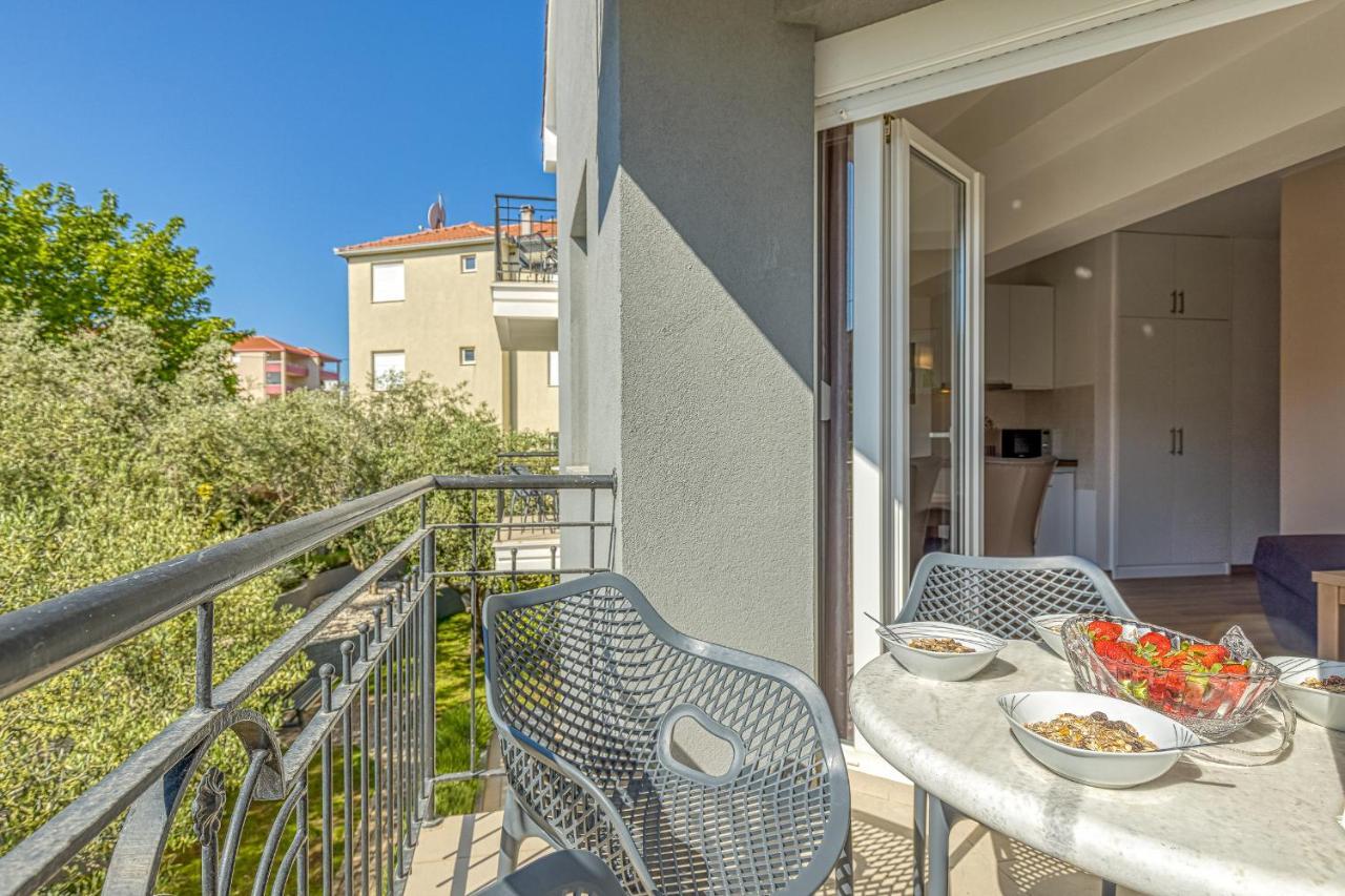 Island Resort Mihaela - Happy Rentals Трогир Экстерьер фото