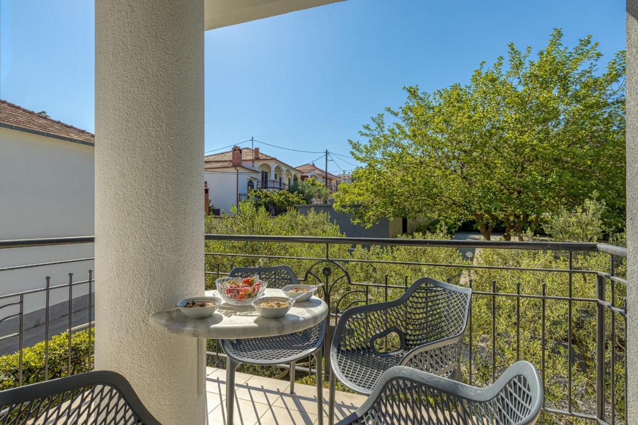 Island Resort Mihaela - Happy Rentals Трогир Экстерьер фото