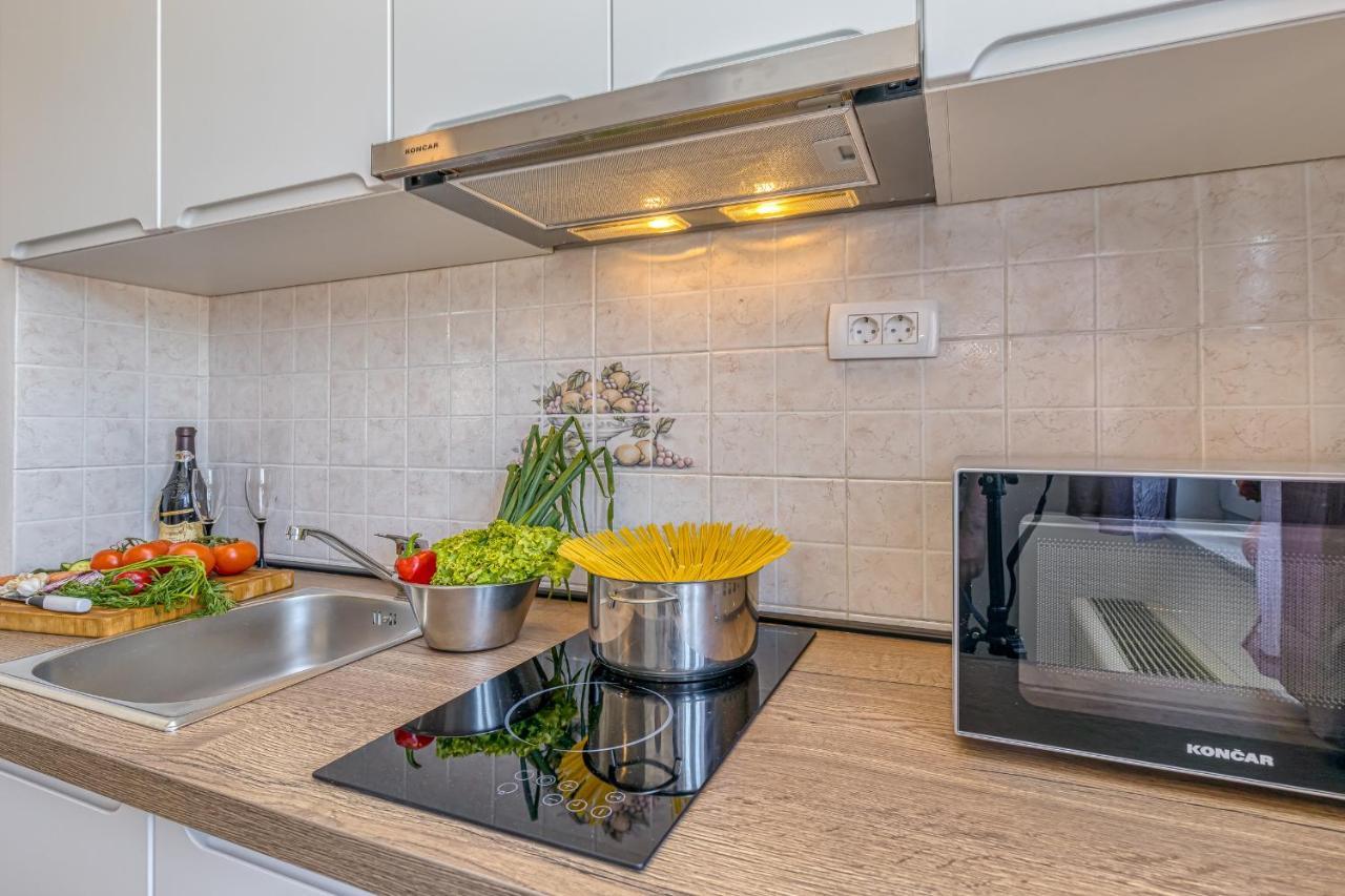 Island Resort Mihaela - Happy Rentals Трогир Экстерьер фото