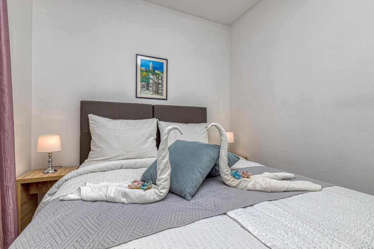 Island Resort Mihaela - Happy Rentals Трогир Экстерьер фото