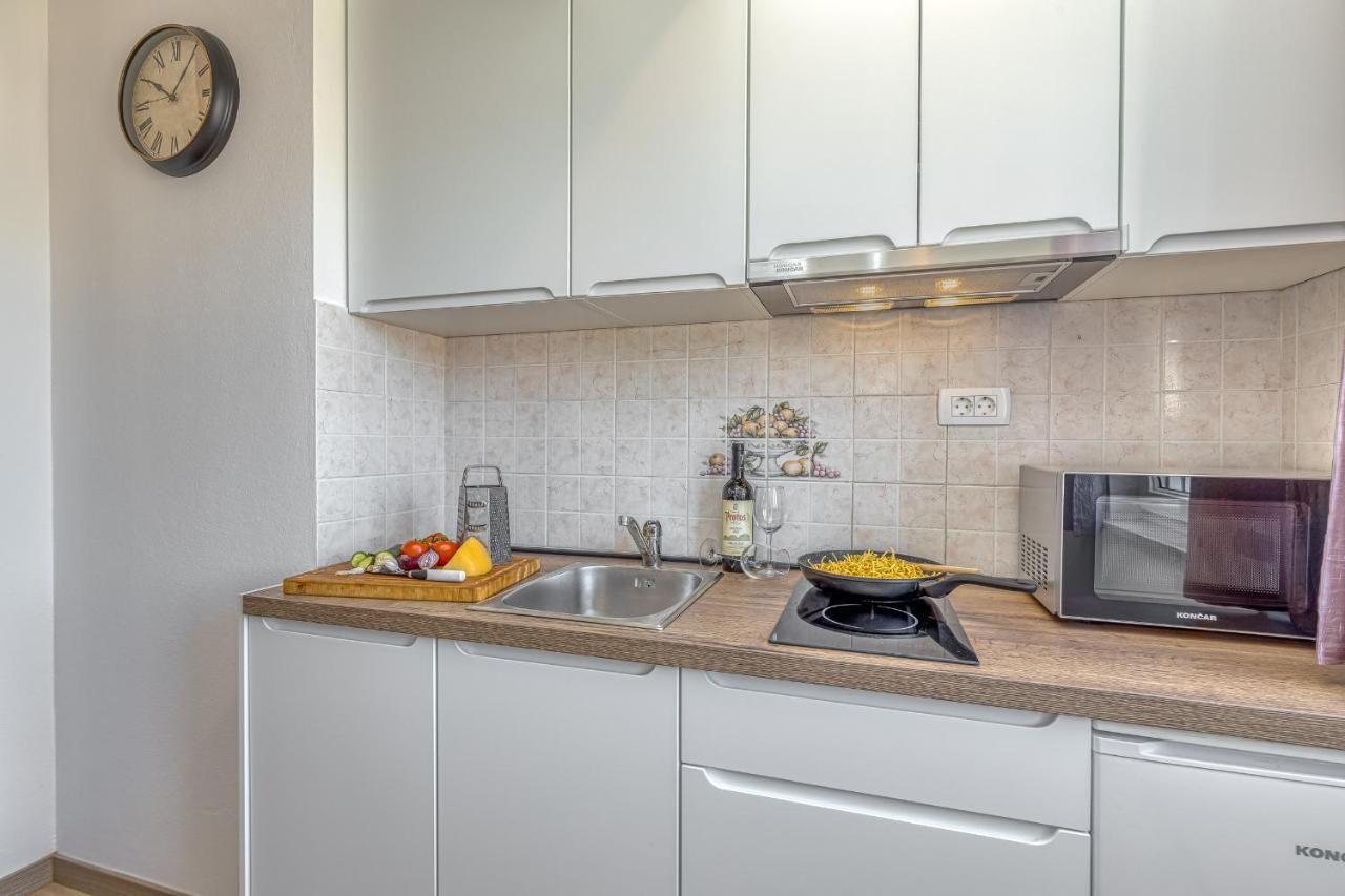 Island Resort Mihaela - Happy Rentals Трогир Экстерьер фото
