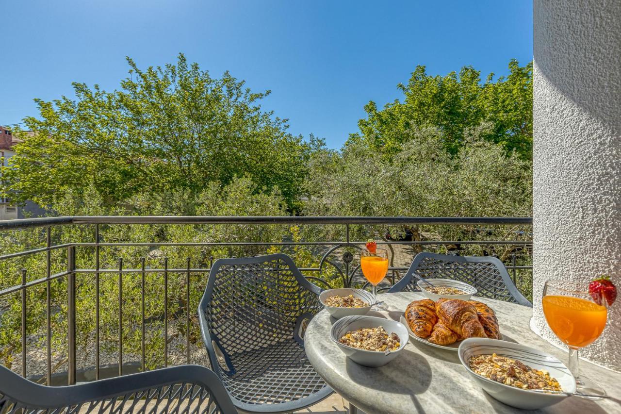 Island Resort Mihaela - Happy Rentals Трогир Экстерьер фото