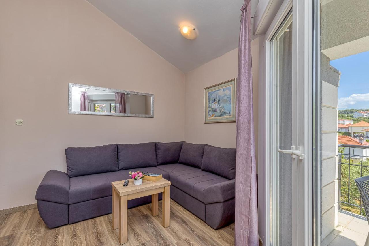 Island Resort Mihaela - Happy Rentals Трогир Экстерьер фото