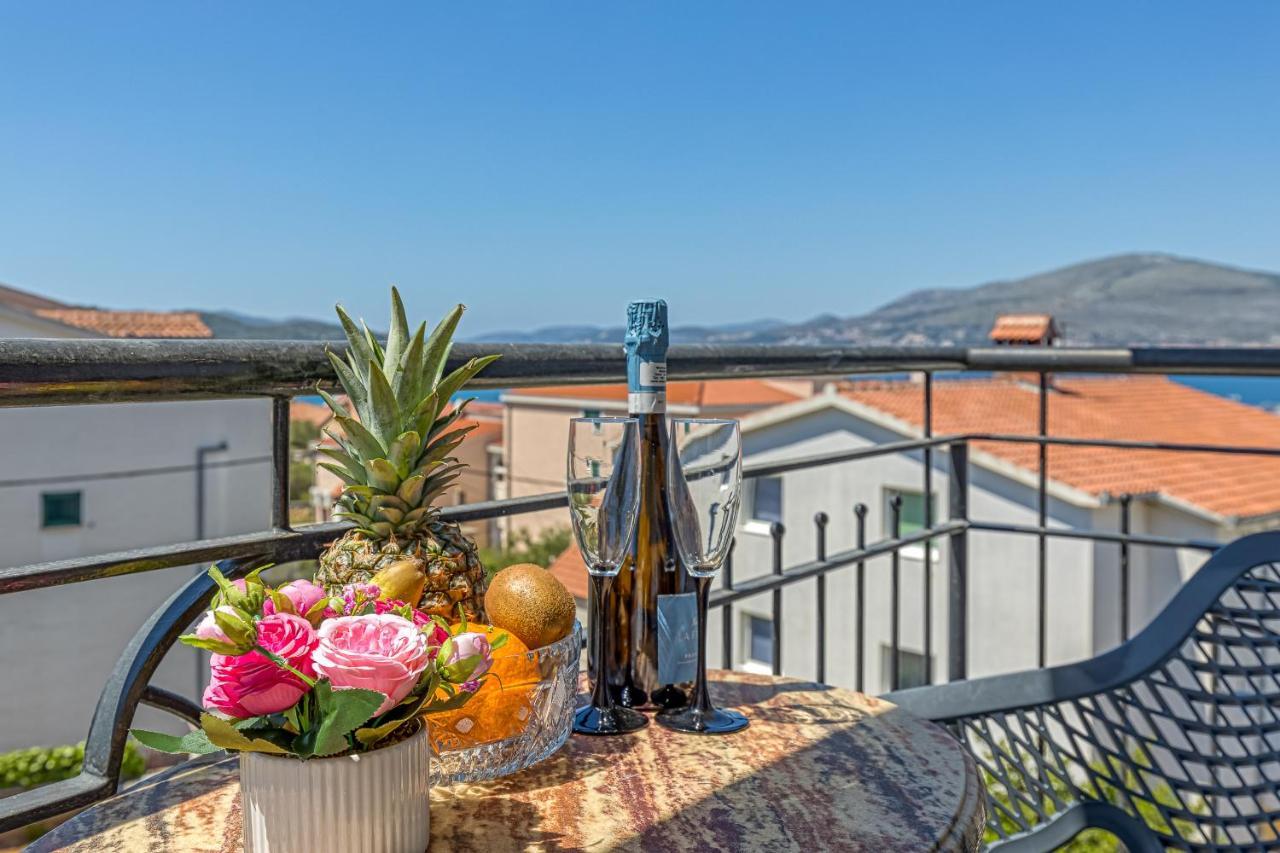 Island Resort Mihaela - Happy Rentals Трогир Экстерьер фото